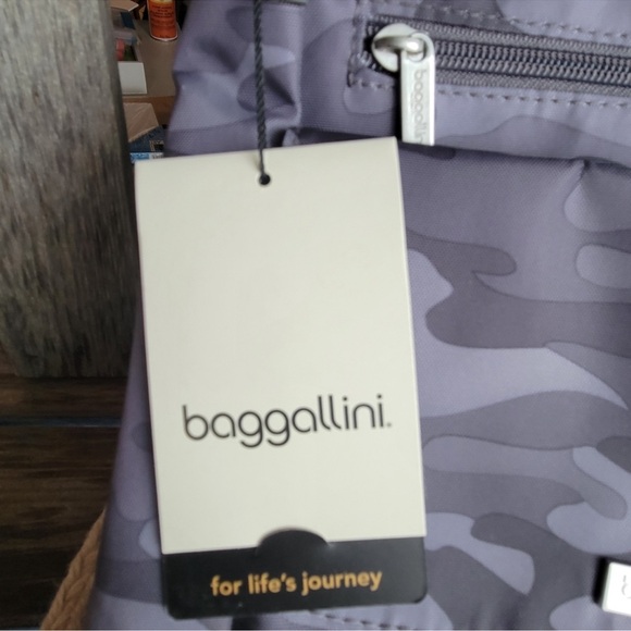 NWT Baggallini Town Crossbody Gray - Picture 12 of 12